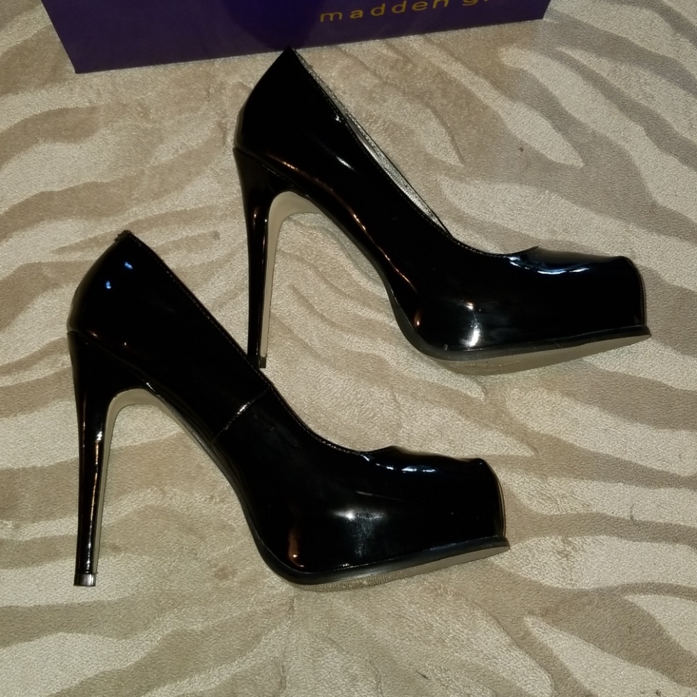 Like new Madden Girl 9.5 black patent plat pumps